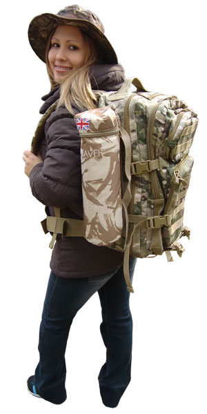 Frau mit Notfallrucksack